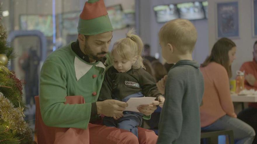 Un patge del Pare Noel recull cartes al túnel de vent d'Empuriabrava