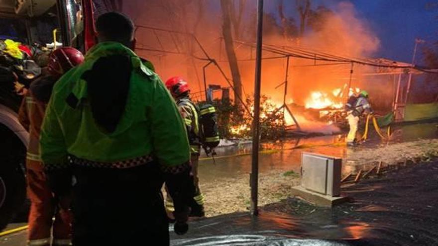 Los bomberos durante la extinción del incendio.