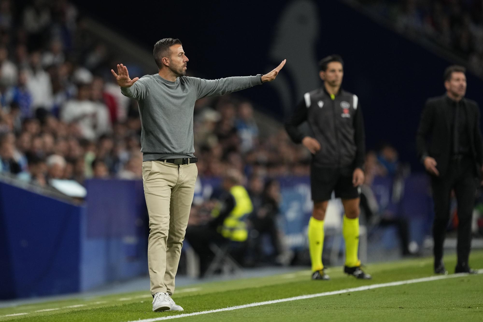 Luis García pide calma durante el Espanyol-Atlético en el RCDE Stadium.