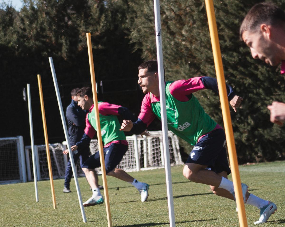 Íñigo Piña, Jaime Seoane y Jordi Martín, en un entrenamiento en la Base Aragonesa.