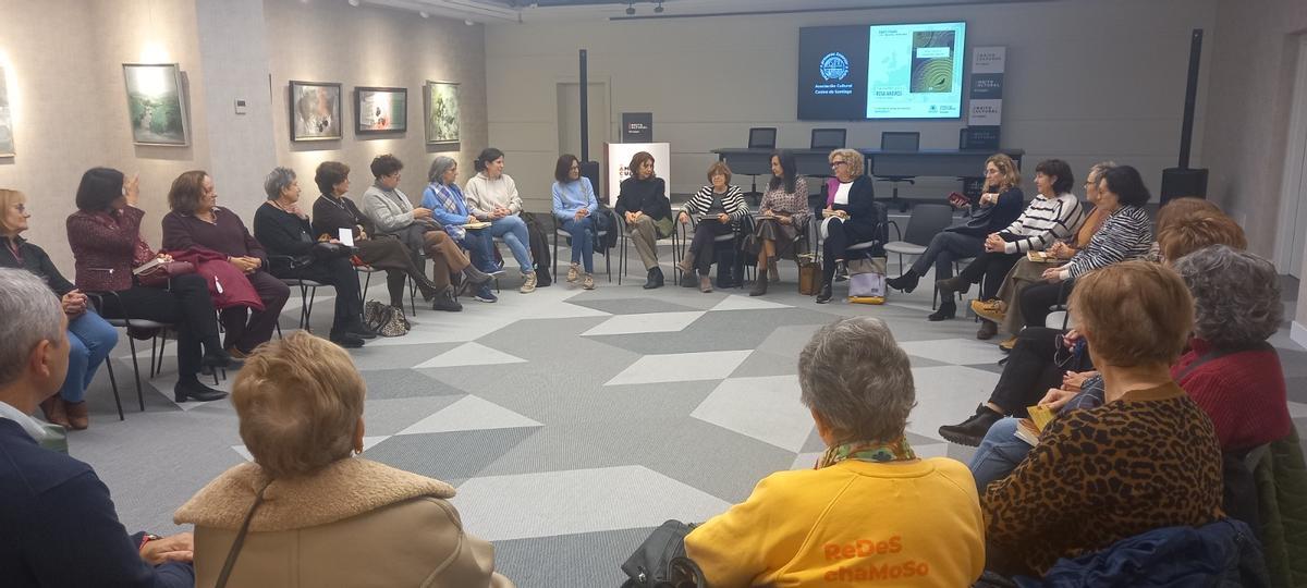 Asistentes al primer debate de las obras finalistas del XIX Premio Novela Europea