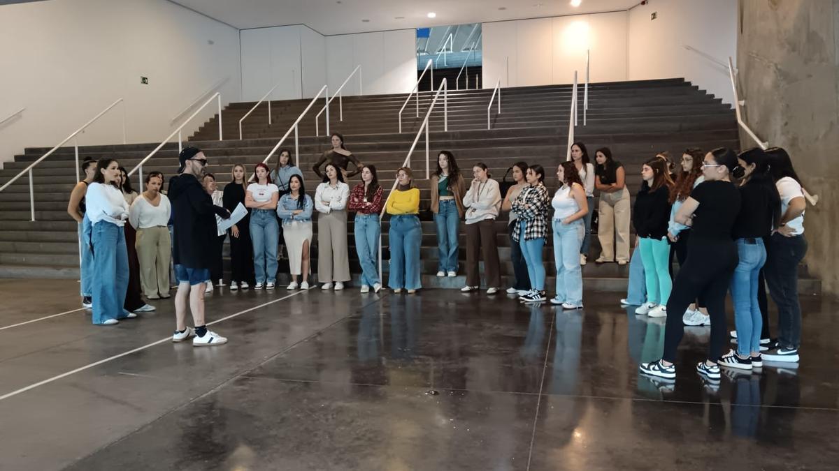 Fran Romero, al frente de los ensayos con las 35 aspirantes al título de reina de las Fiestas de Mayo 2025.