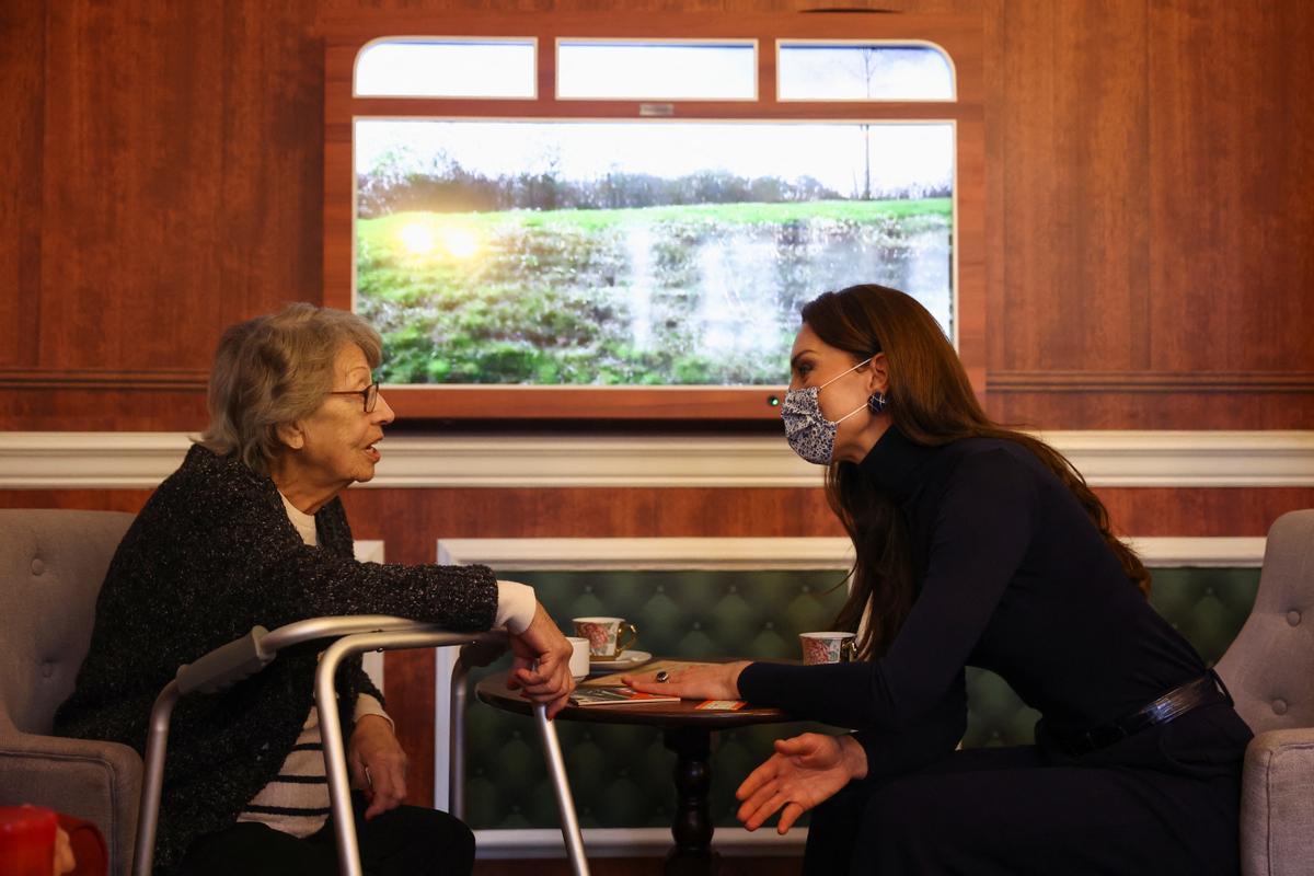 Kate Middleton se exhibe como cocinera en un hogar de ancianos