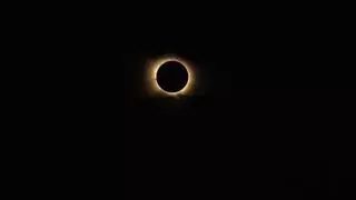El eclipse hechiza el país con un minuto de oscuridad mágico y asombroso