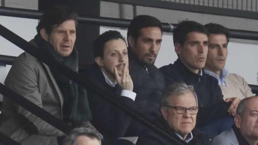 Longoria, entre Alemany y Vicente, ayer en el transcurso del Mestalla-Cornellà.