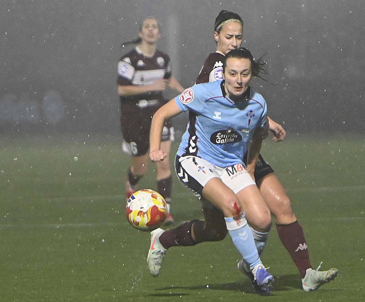Tati Barcia, en el partido ante el Vilalonga en A Madroa. | PABLO HERNÁNDEZ GAMARRA