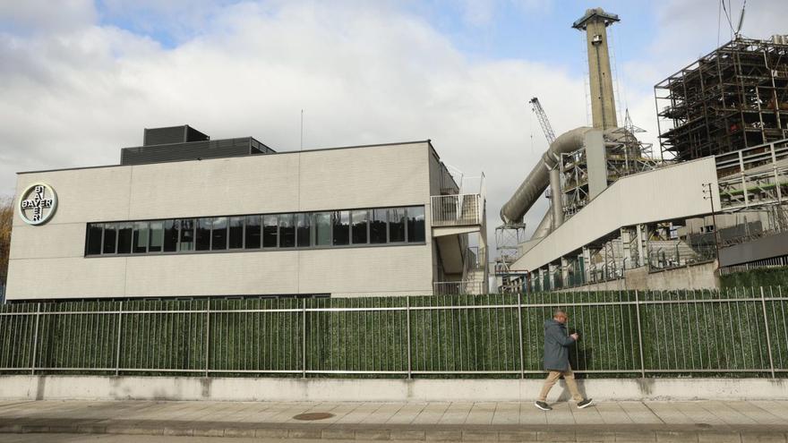 Las instalaciones de Bayer en Lada, con el desmantelamiento de la térmica a la derecha. | LUISMA MURIAS