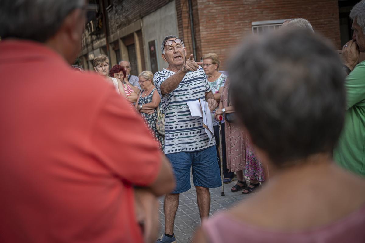 Residentes y vecinos cercanos de unas naves ocupadas en L'Hospitalet