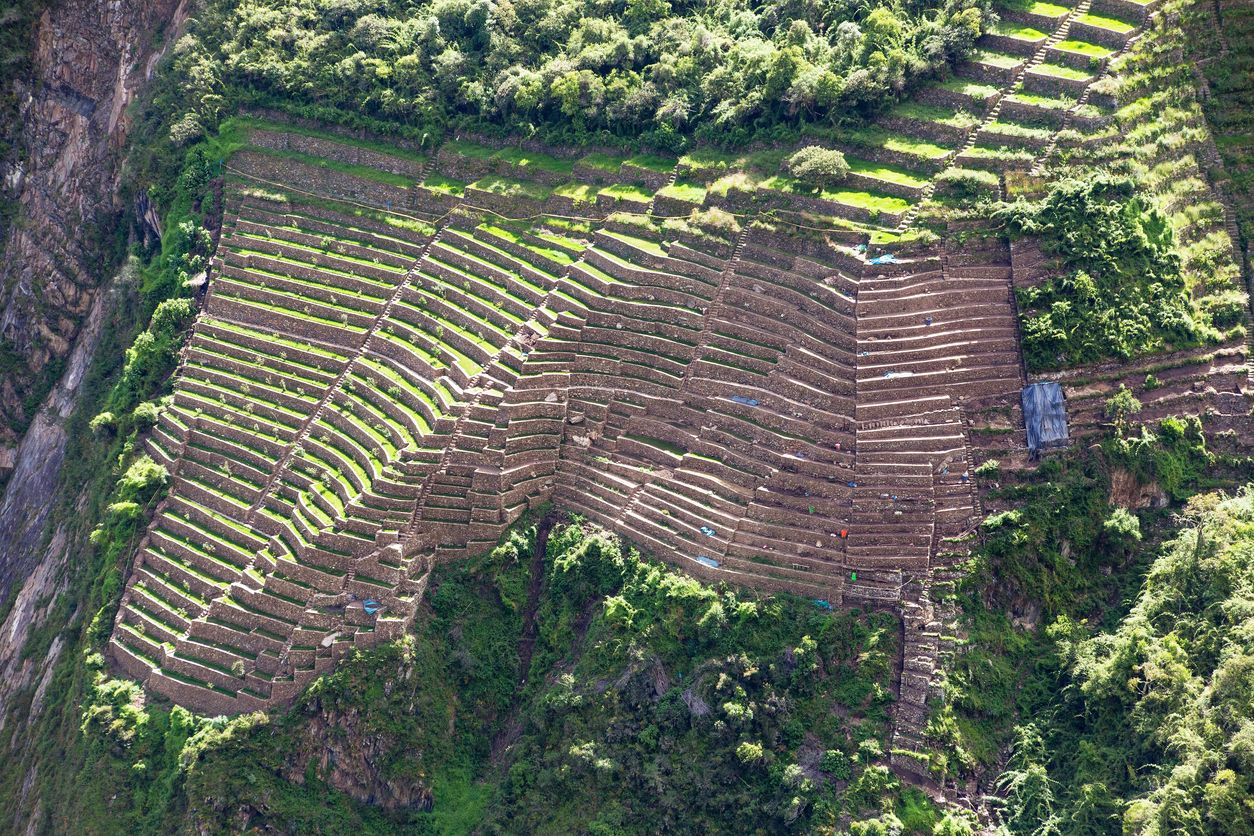 Choquequirao se sitúa entre las estribaciones del nevado Salcantay.