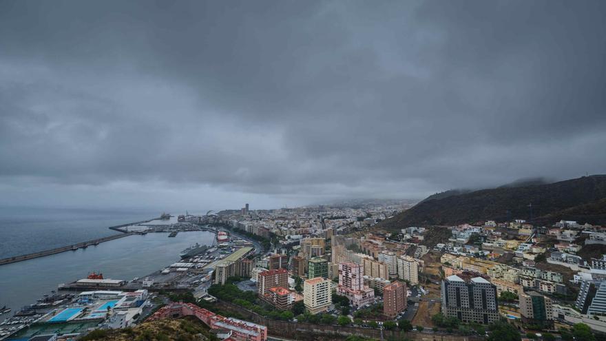 El agua de la lluvia corre por los barrancos de Santa Cruz de Tenerife