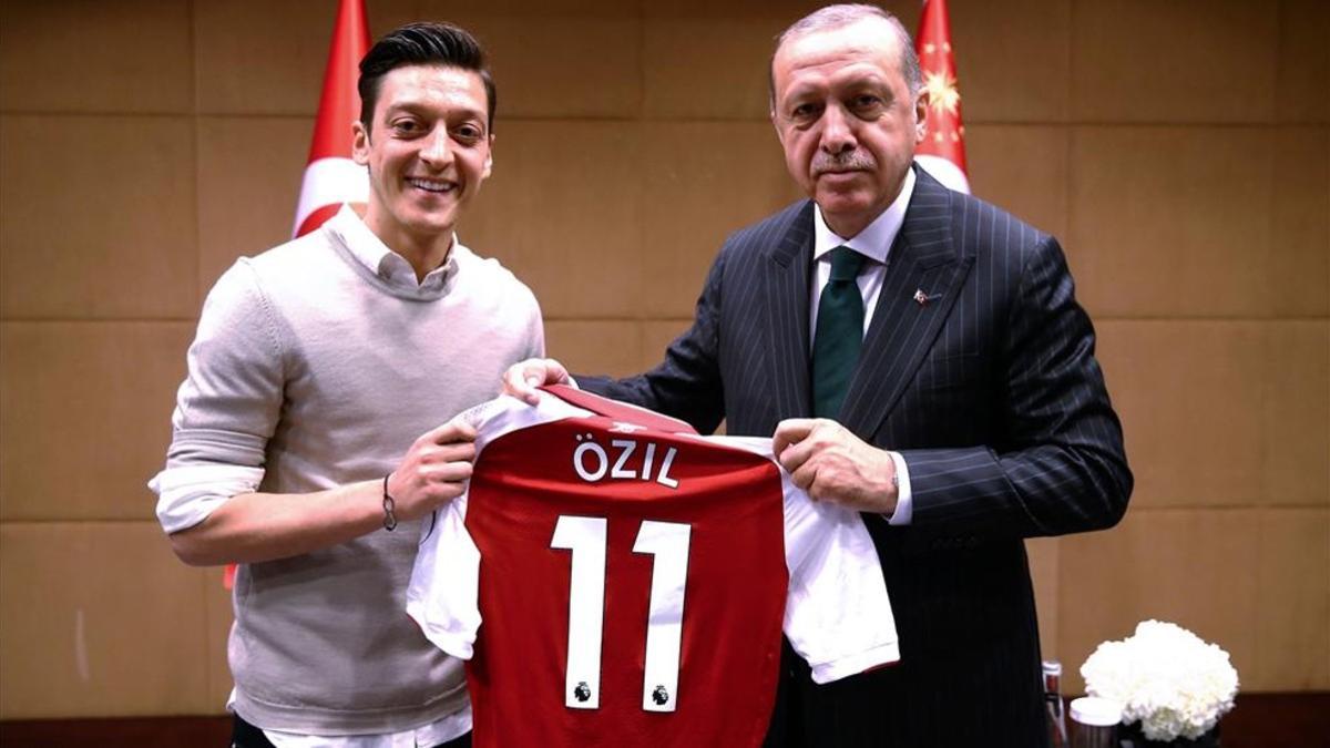 Esta es la polémica foto de Özil con Erdogan