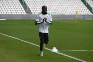 El Córdoba CF espera a Fomeyem: el central se probará esta semana sobre el césped