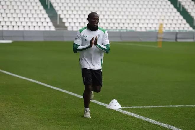 El Córdoba CF espera a Fomeyem: el central se probará esta semana sobre el césped