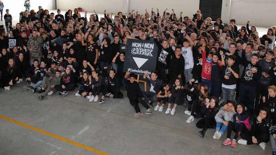 Alumnos del instituto Rego de Trabe, en Culleredo, durante su concentración en el recreo.