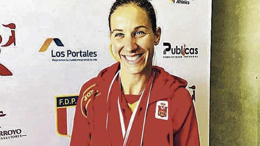 Natalia Romero posa con sus medallas de bronce.