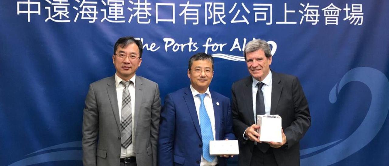 Los directivos de Cosco Shipping Ports Sun Kai y Zhang Day, junto al presidente de la APV, Aurelio Martínez, en la feria China International Import Expo 2019.