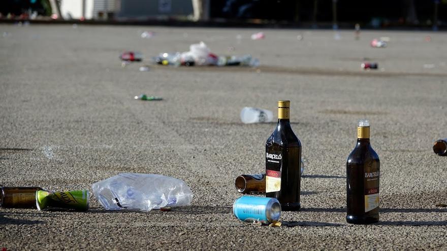 La ‘resaca’ de Halloween tras una fiesta en el antiguo Aquapark de Calvià: basura por doquier, botellas de alcohol y vasos de plástico