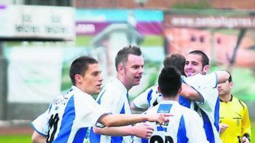 Los avilesinos celebran un gol ante el Ceares en el Suárez Puerta.