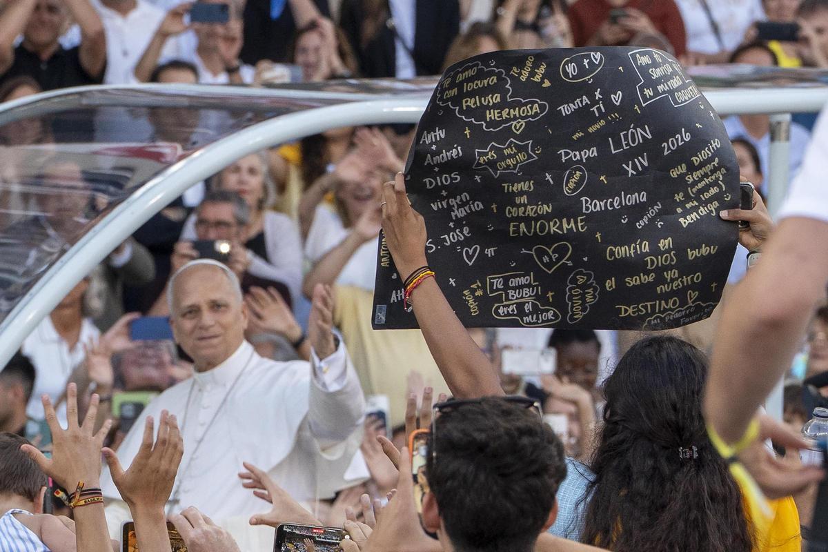 Vigilia del Papa León XIV en el Estadio Olímpico Lluís Companys.