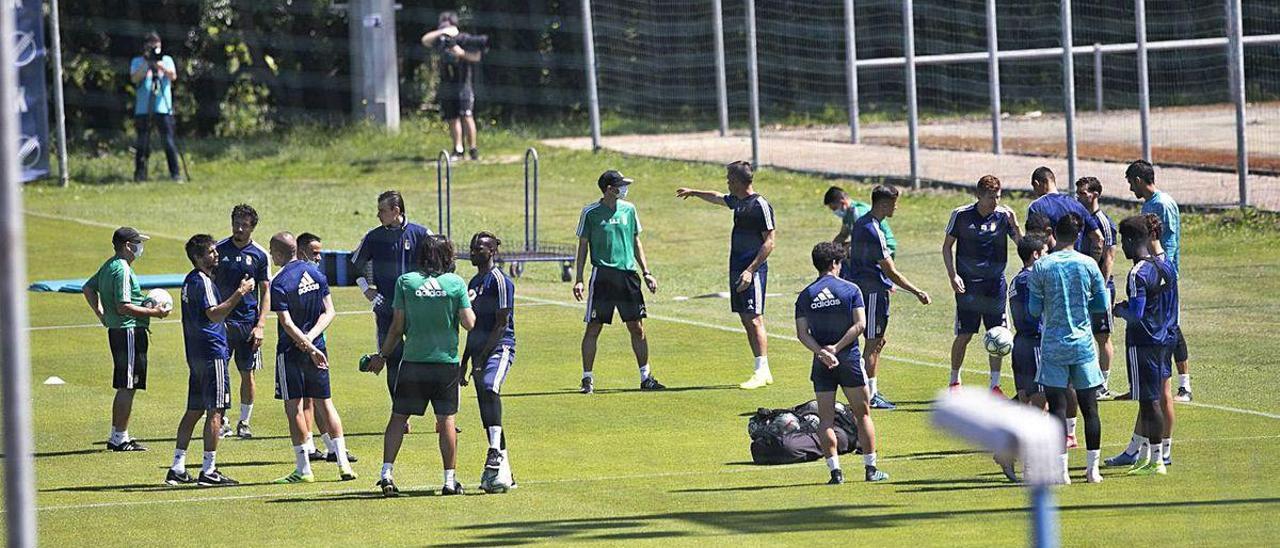 La plantilla del Oviedo, con Ziganda en el medio, ayer en El Requexón al inicio de la sesión.