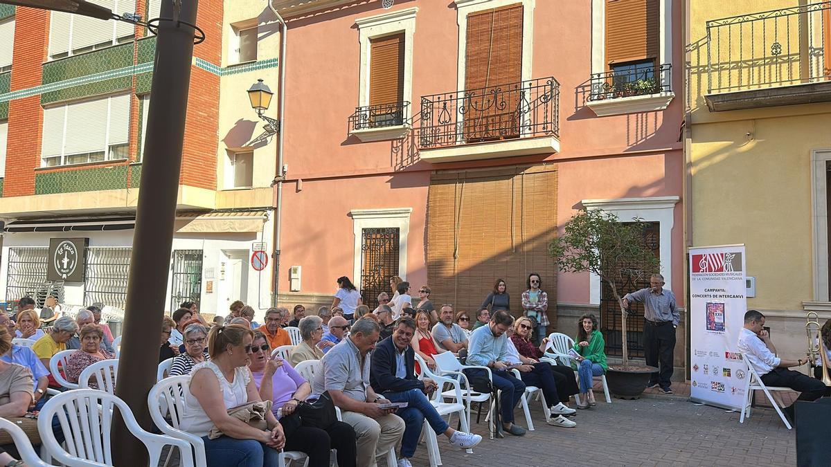 Público en la plaza ,mayor de Olocau.