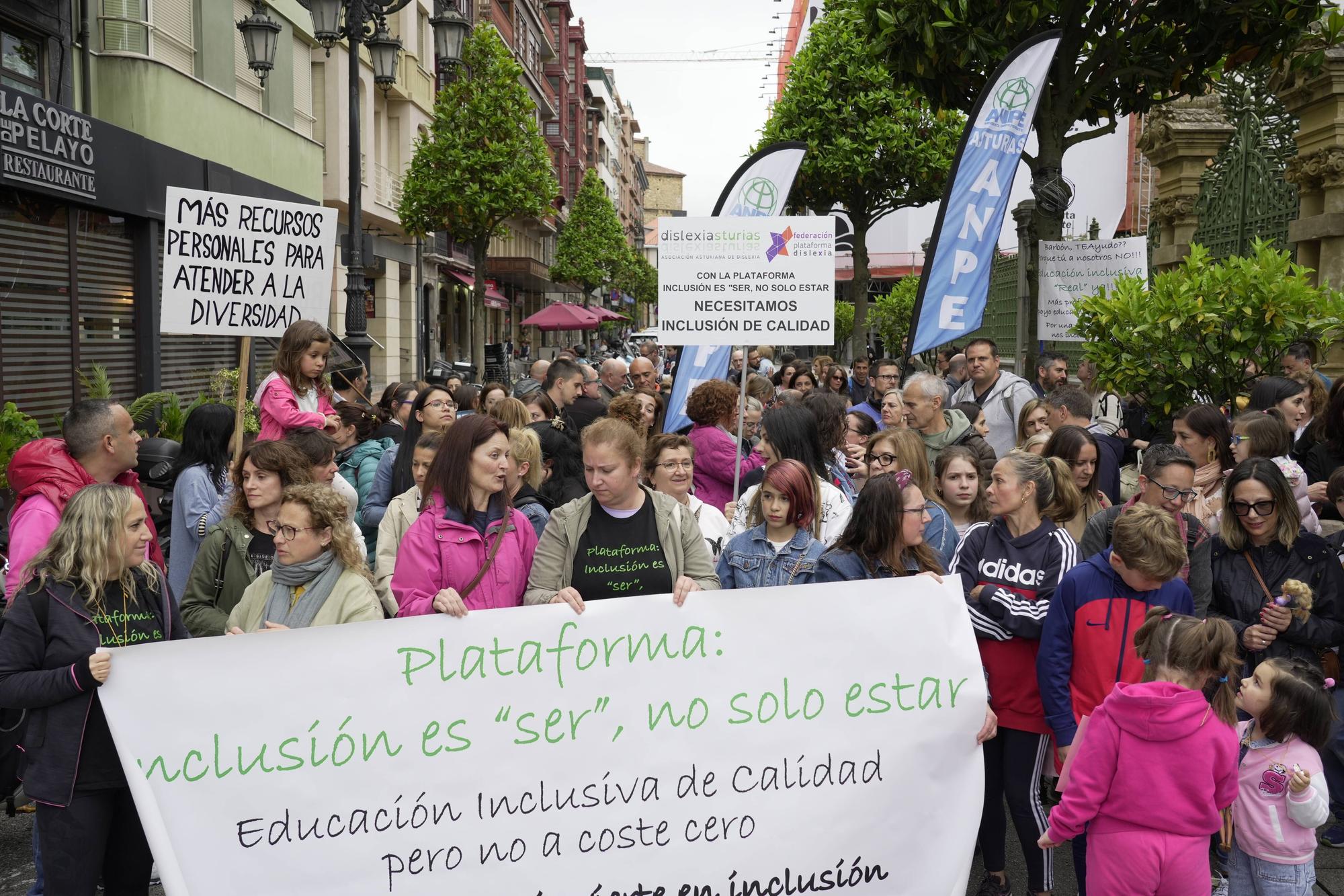 EN IMÁGENES: concentración de la enseñanza pública en la Junta General 
