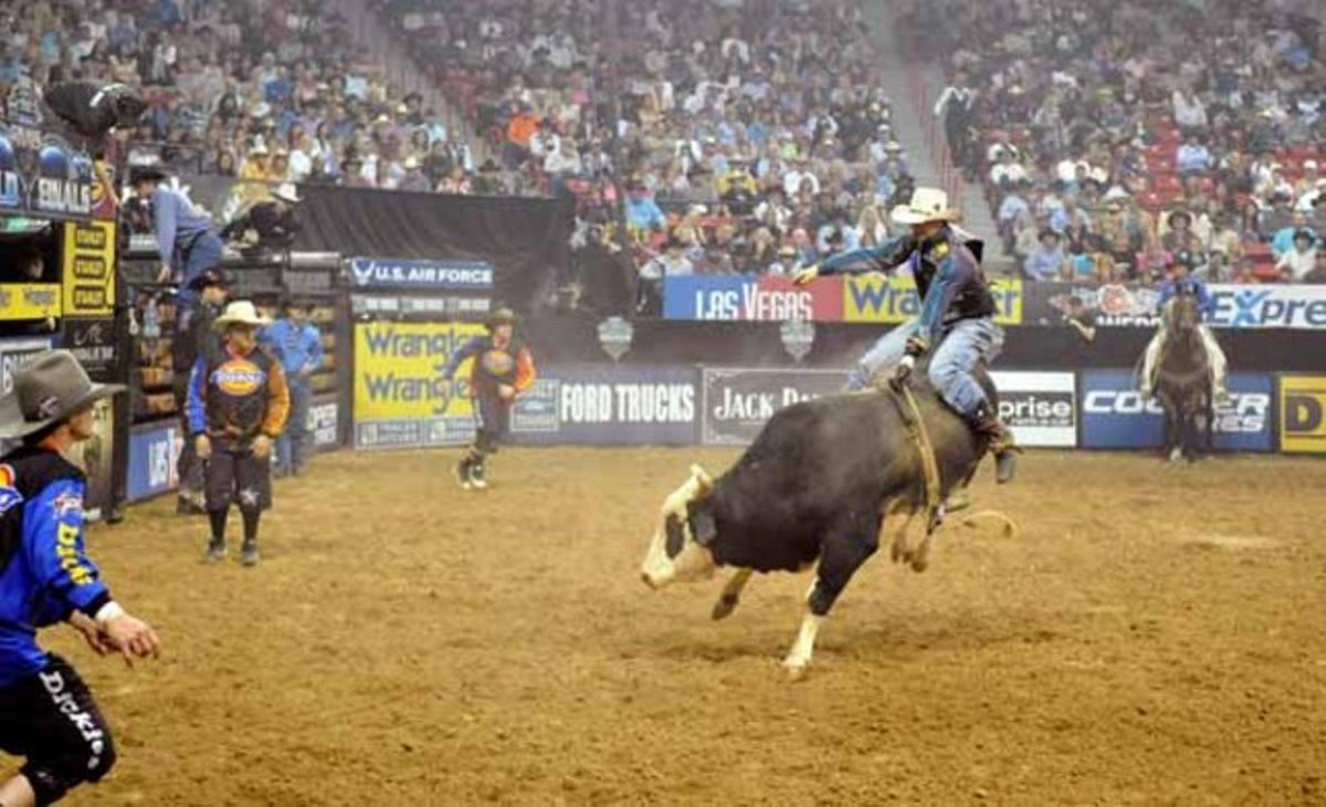 El genet Cody Nance, durant la seva actuació en la competició Professional Bull Riders, a Las Vegas (EUA).