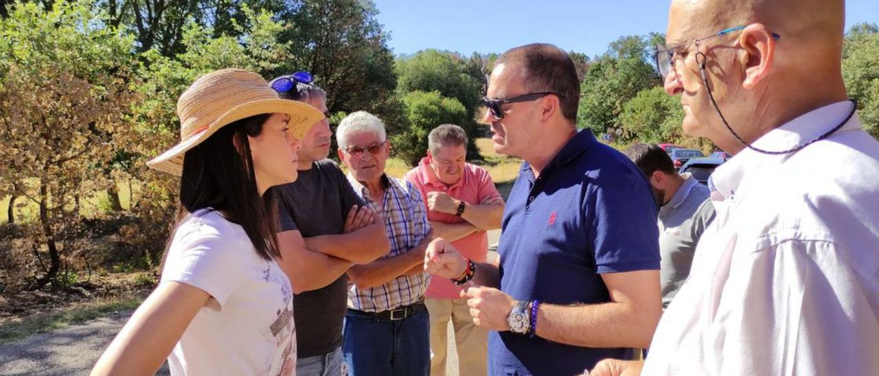 Arrimadas charla con Requejo cerca de una de las zonas afectadas. |