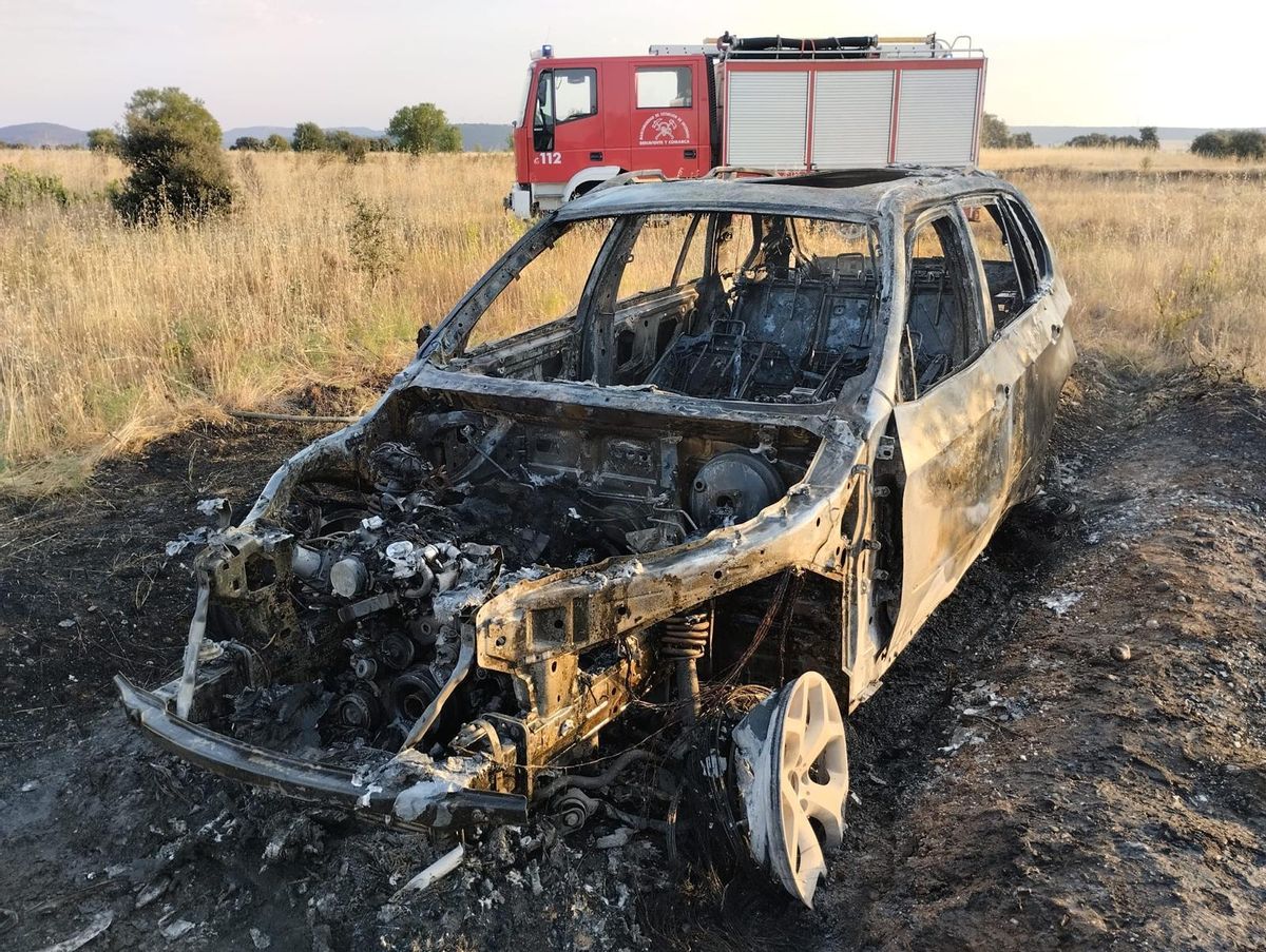 Coche abandonado e incendiado en el monte de Quiruelas de Vidriales.