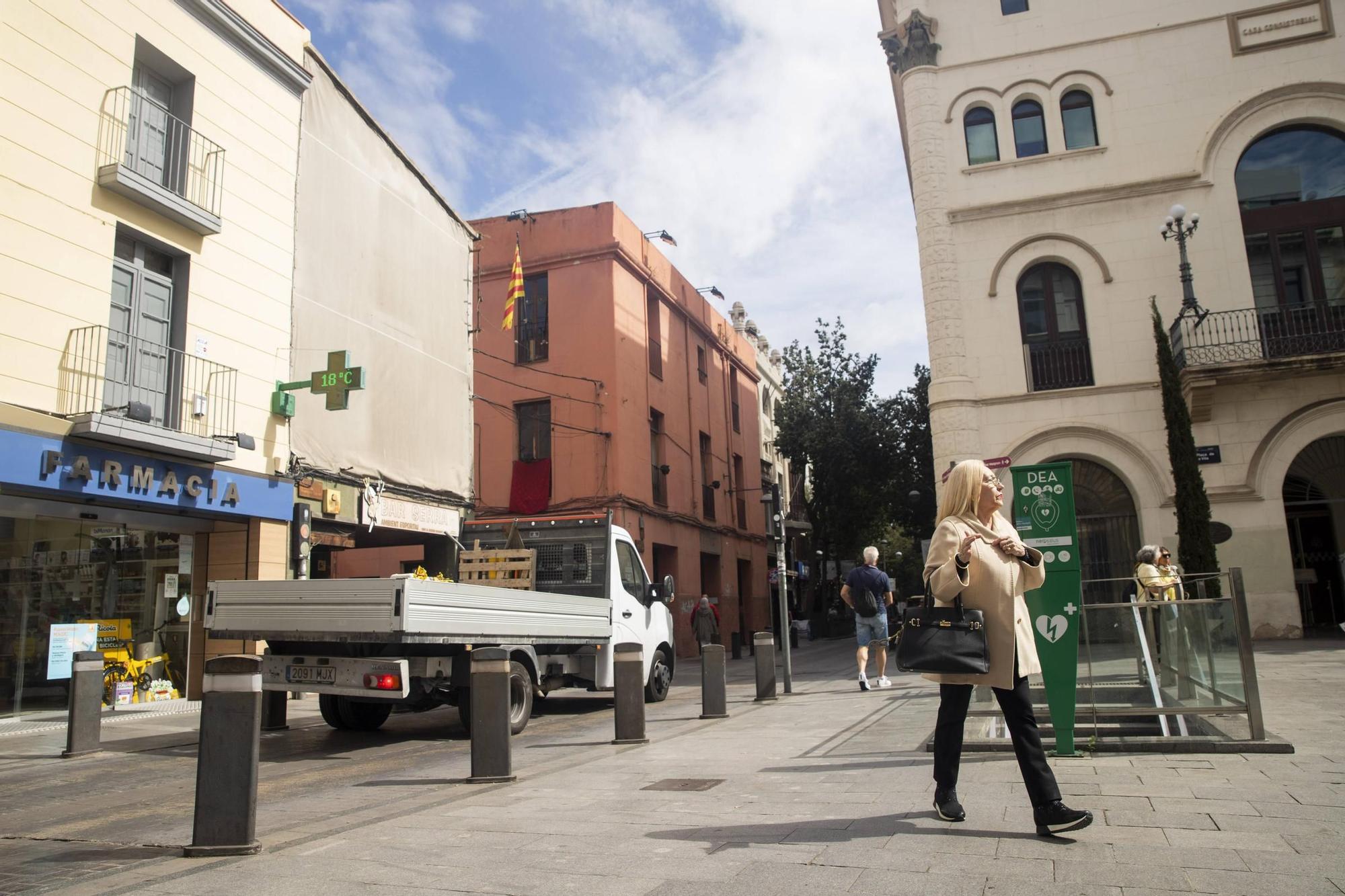 Vehículos particulares y autobuses urbanos circulan por la calle Francesc Layret de Badalona, que será peatonalizada