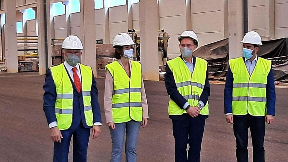 La ministra en su visita a la fábrica de aluminio, junto al presidente de Latem, Macario fernández (izquierda) y el subdelegado de Gobierno, Ángel Blanco y el diputado socialista, Antidio Fagúndez (derecha).