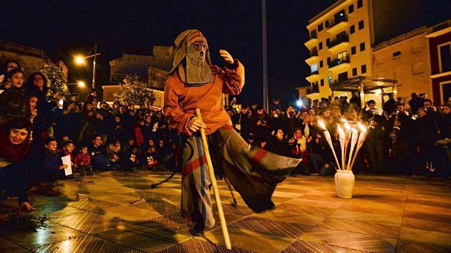 Baile alternativo de la &#039;dimÃ²nies&#039; en la plaza de Sant Jaume en enero de 2018.