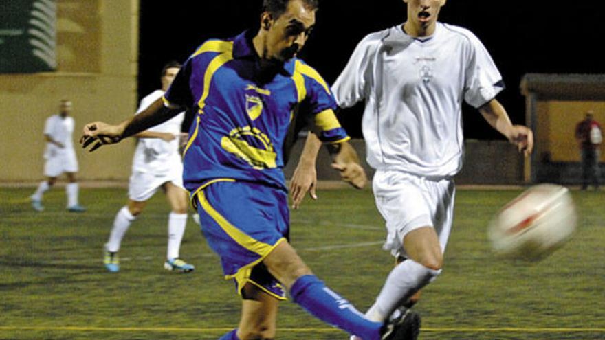 Imagen del partido que Costa Ayala y San Antonio disputaron el viernes por la noche a puerta cerrada.