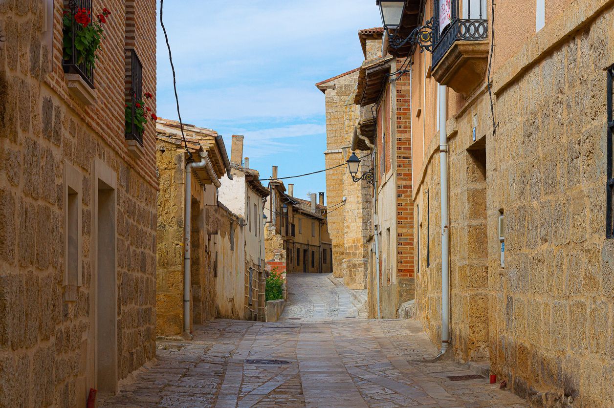 Descubre Castrojeriz, un pueblo de menos de 1.000 habitantes.