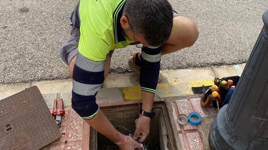 El robo de cables del alumbrado público deja una calle de Favara sin luz