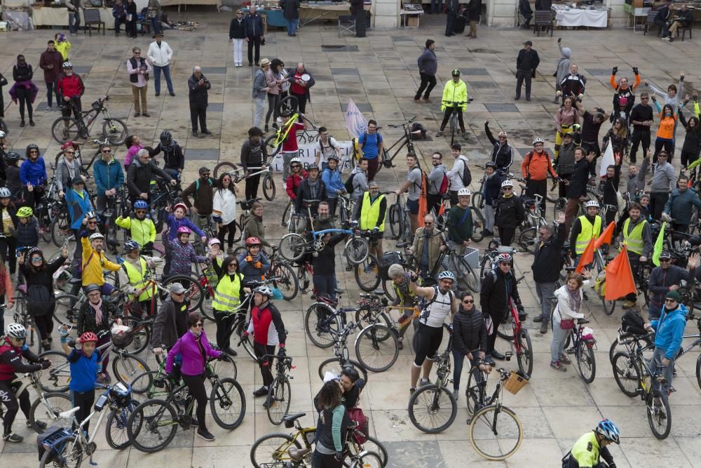 200 ciclistas exigen frente al Ayuntamiento una vía verde en La Cantera.