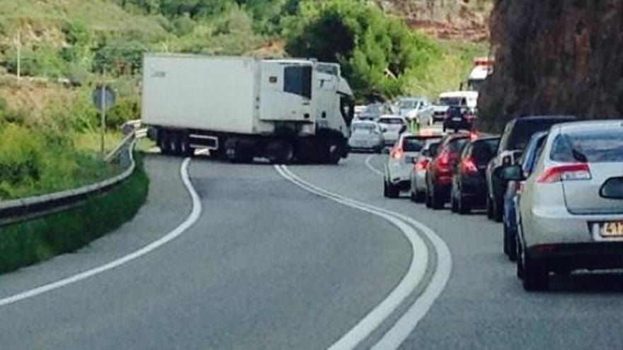 Una imatge del camió accidentat a Monistrol de Montserrat.