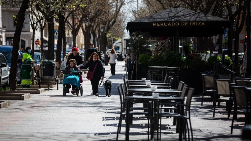 Árboles quemados, sillas apiladas y aceras desaparecidas: la &#039;ruta de los horrores&#039; de las terrazas de Madrid