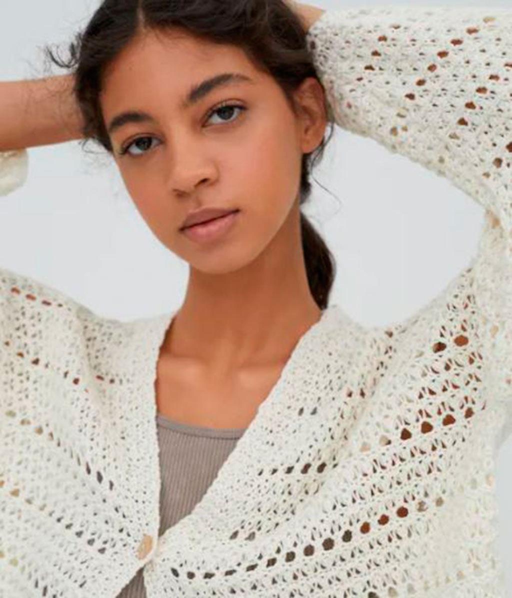 Modelo con chaqueta de crochet de Pull&amp;Bear