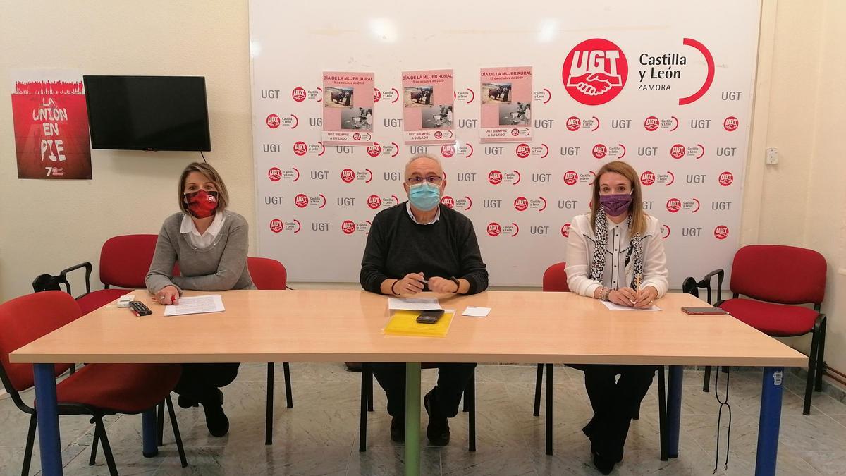 Por la izquierda Laura Gago, Ángel del Carmen y Lara Sánchez en la rueda de prensa de UGT