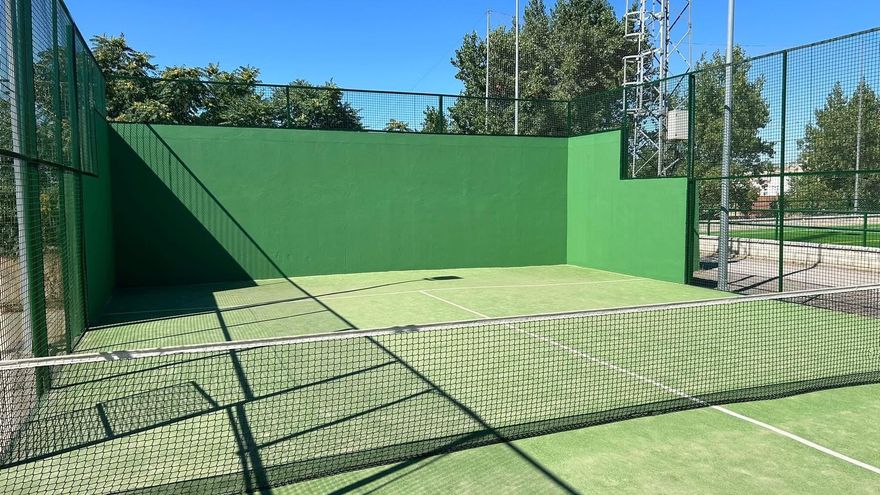 La Escuela Vinae mejora las pistas de pádel del polideportivo