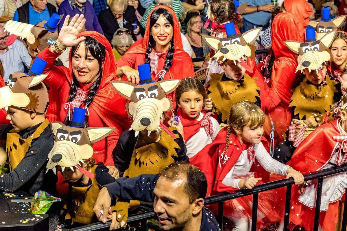 Un colorido Desfile de Carrozas cierras las fiestas de Benidorm