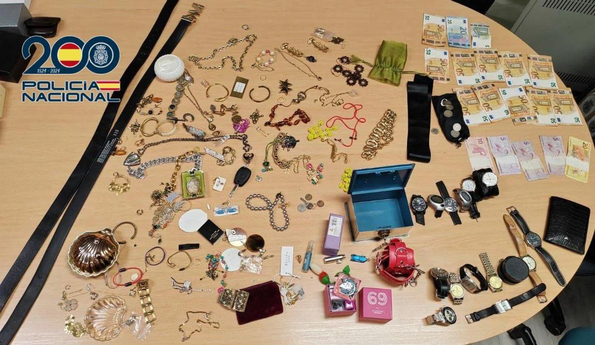 Dinero y enseres recuperados del robo.