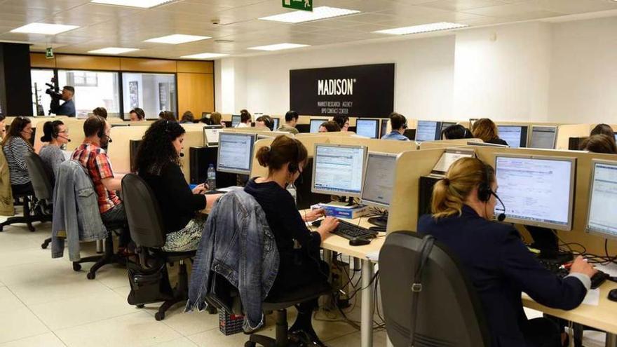 Empleados de Madison en una de las plantas del nuevo centro de atención de llamadas de la compañía en Oviedo.