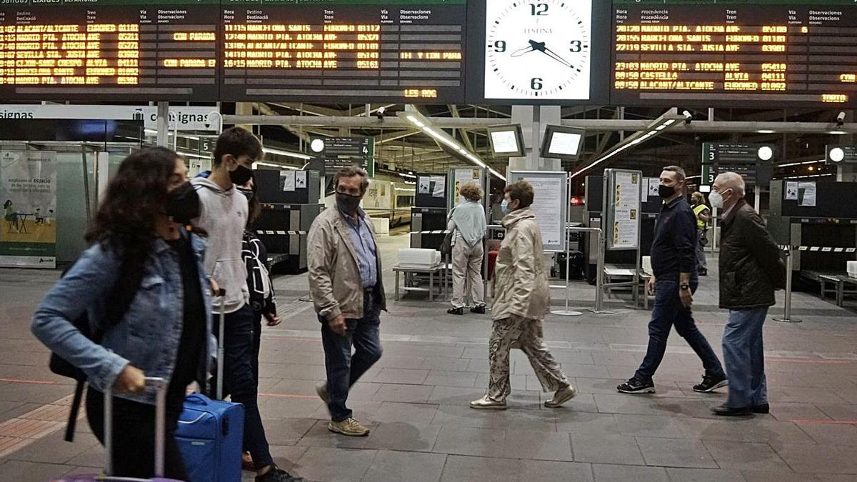 Llegada a la estación de Joaquín Sorolla de un AVE procedente de Madrid, ayer por la tarde.