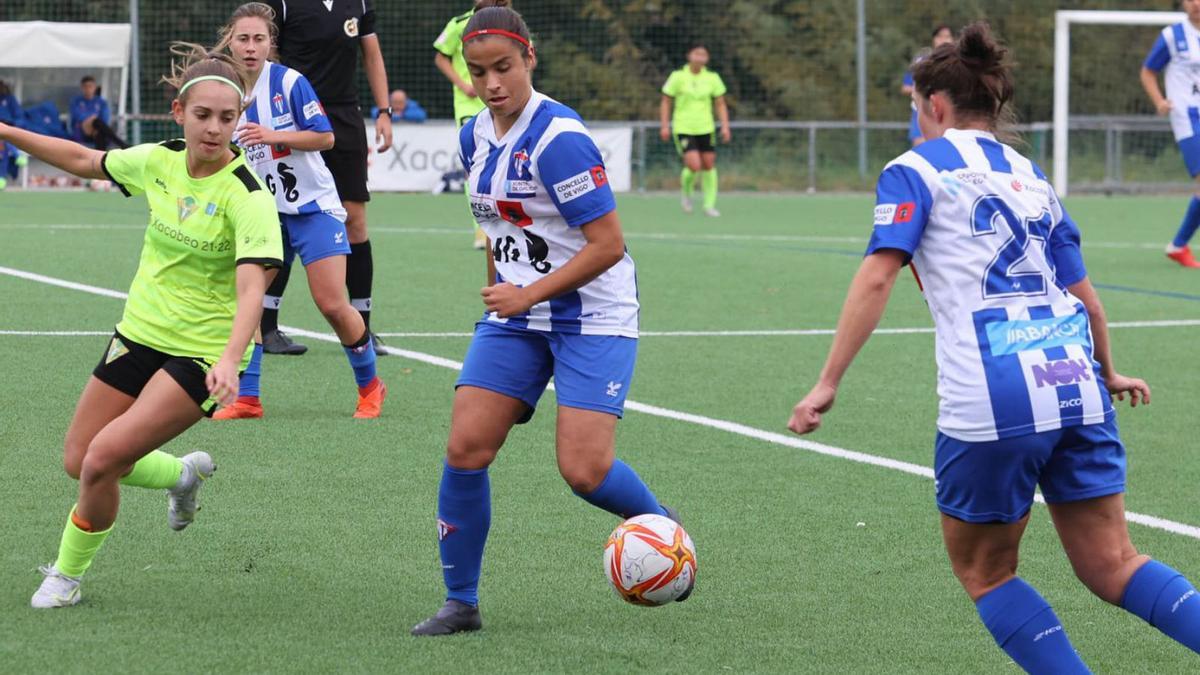 Una jugadora del Sárdoma conduce el balón durante el partido de ayer en As Relfas. // ALBA VILLAR