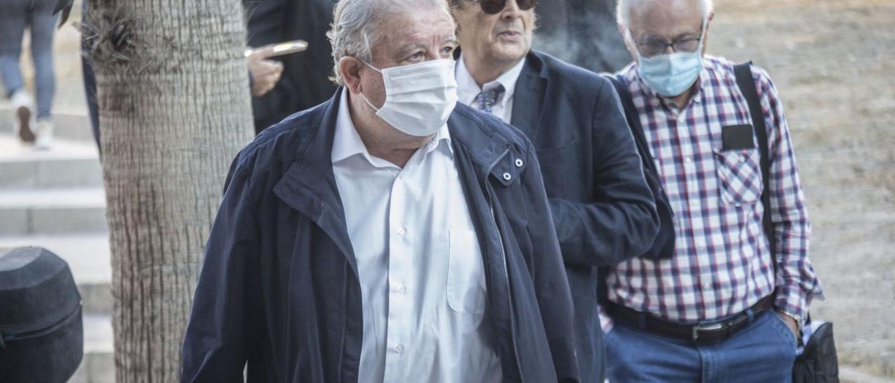 El exalcalde de Calp Javier Morató y detrás, con gafas de sol, su abogado, Enrique Botella. | ALEX DOMÍNGUEZ