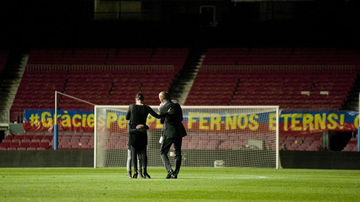 Pep Guardiola, la seva dona Cristina i les seves filles, al centre del Camp Nou per acomiadar la seva època com a entrenador de l’equip.