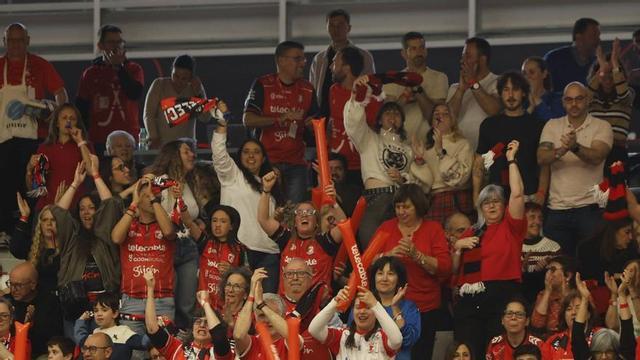 Arriba, aficionados del Telecable en los prolegómenos de uno de los partidos del equipo gijonés. A la izquierda, las jugadoras tras perder la final: por la izquierda, Mariona Colomer abrazando a María Igualada, Viki Caretta, Ainer Pérez, Ana Catarina (de espaldas) y Angy Fernández besando a Marta Piquero. | LUISMA MURIAS / MIKI LÓPEZ