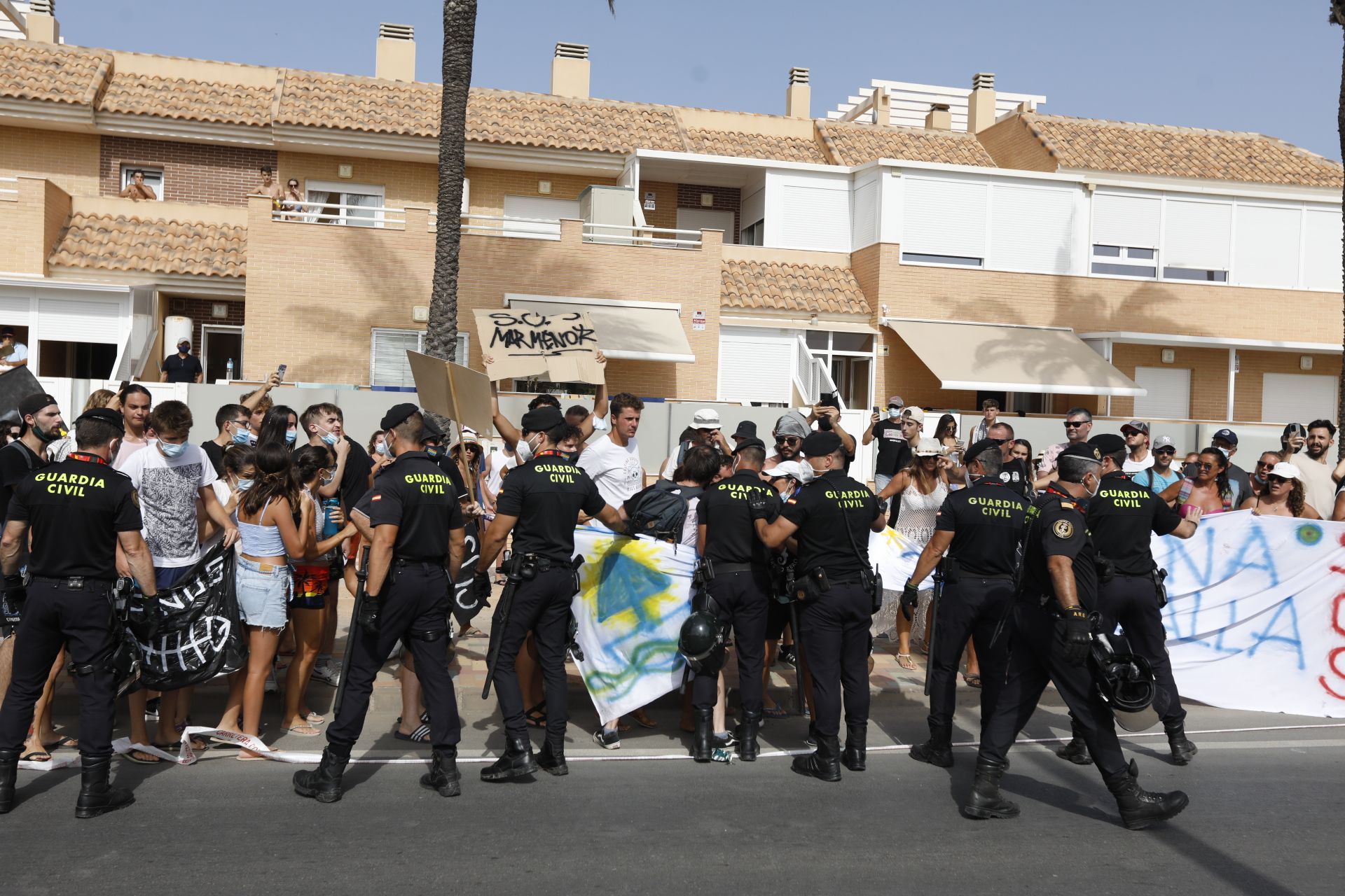 Protestas de vecinos del Mar Menor al inicio de La Manga